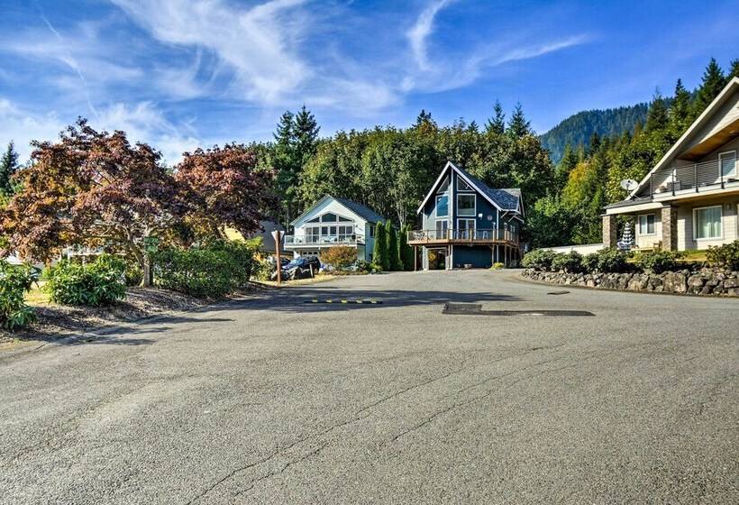 Inviting Lake Sutherland Home: Kayaks + View!