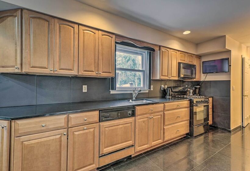 Jersey Home W/ Private In Ground Pool & Hot Tub!