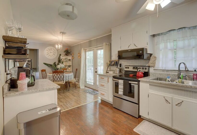 Modern Birmingham Escape W/ Yard + Fire Pit!