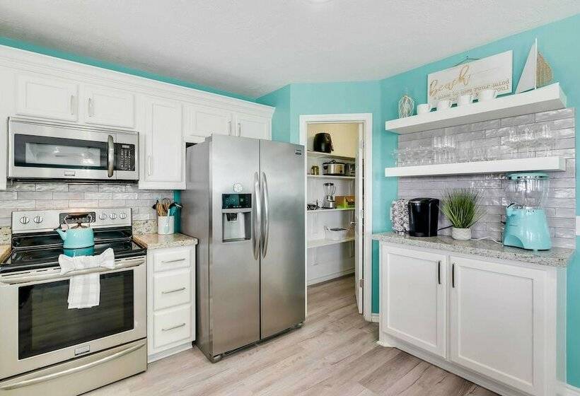 Walk To Shore: Home W/ Deck In Crystal Beach!