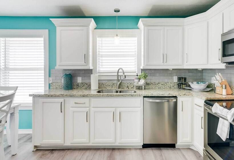 Walk To Shore: Home W/ Deck In Crystal Beach!