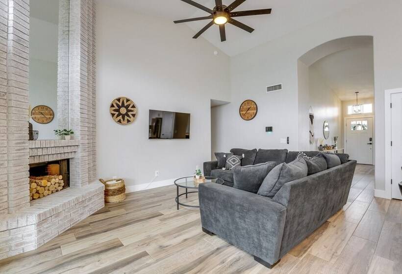 Central Peoria Home W/ Heated Pool ~ 2 Mi To Dtwn!