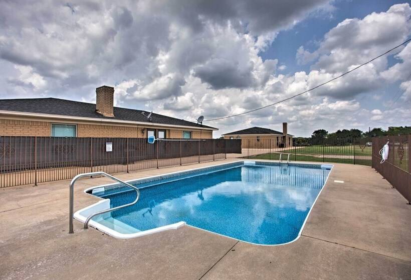 Pet Friendly Efficiency Cottage W/ Pool!