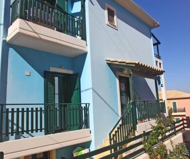اقامتگاه Charming 4 Bed House In Nikiana