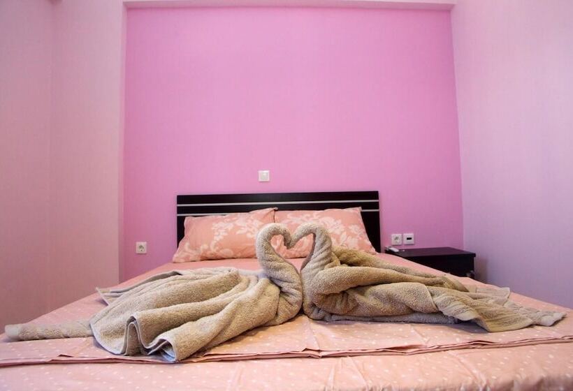 اقامتگاه Charming 4 Bed House In Nikiana