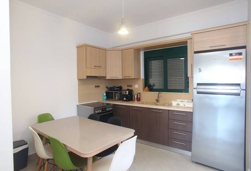 住所  Impeccable 4 Bed House In Nikiana