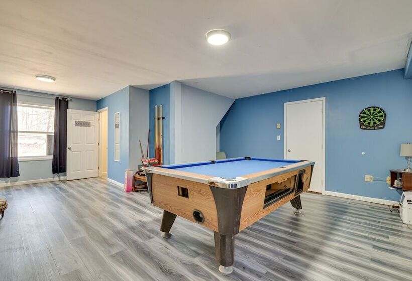 Spacious Home W/ Pool Table & Deck   Near Casino!