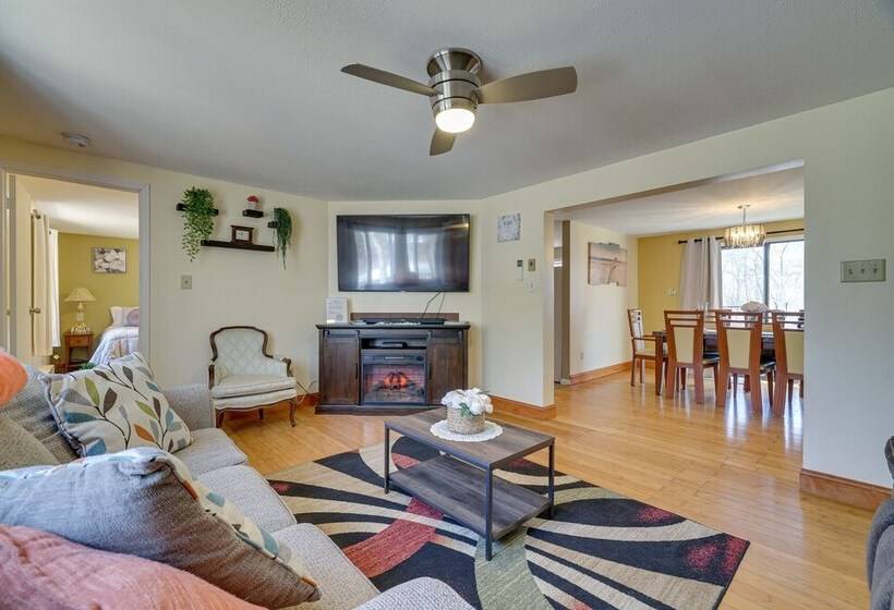 Spacious Home W/ Pool Table & Deck   Near Casino!