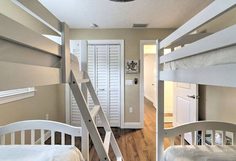 Bright Sarasota Bungalow   5 Mi To Siesta Beach!