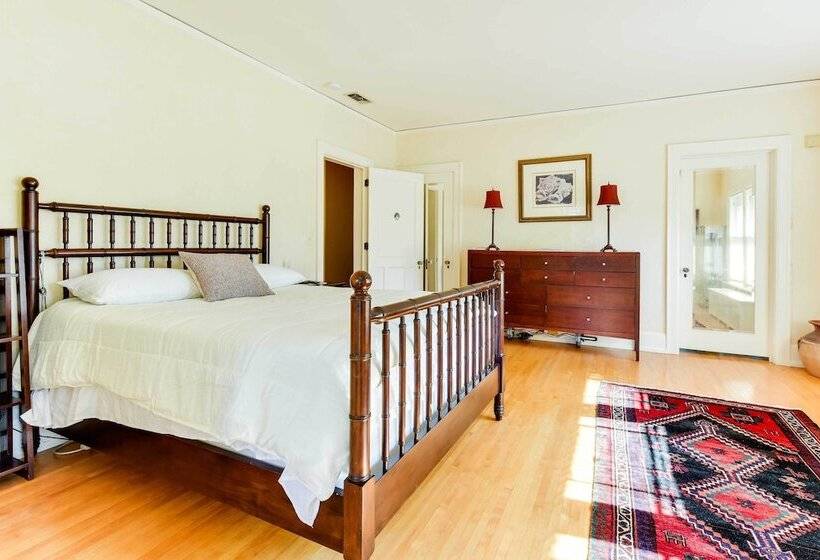 Charming Mpls Home W/ Patio   Walk To Uptown!