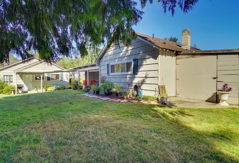 Charming Updated Retreat Walk To Lake Stevens!