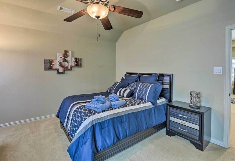 Chic Family Friendly Home In Irving W/ Yard!