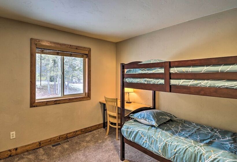 Columbia Falls Private Retreat: Pool Table & Deck!