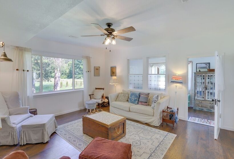 South Haven Farmhouse W/ Fire Pit, 4 Mi To Beach!