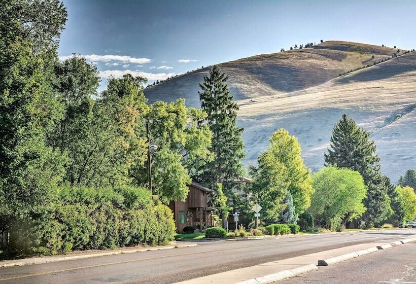 Cozy Montana Retreat W/ Fire Pit & Mountain Views!