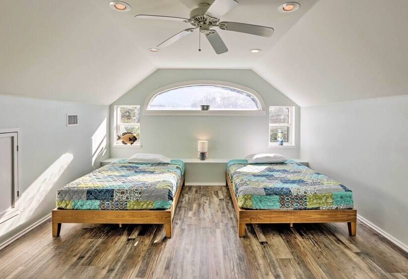 Cozy Waterfront  Island House  On Live Oak Island!