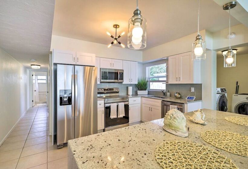 Cute & Cozy Florida Duplex: Walk To Beaches!