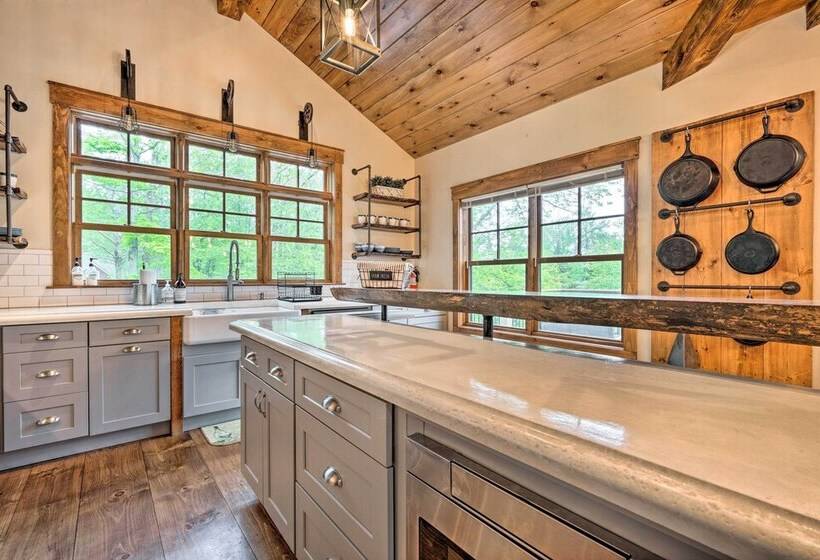 Elegant Mtn Chalet W/ Deck: 1 Mi To Mt Snow!
