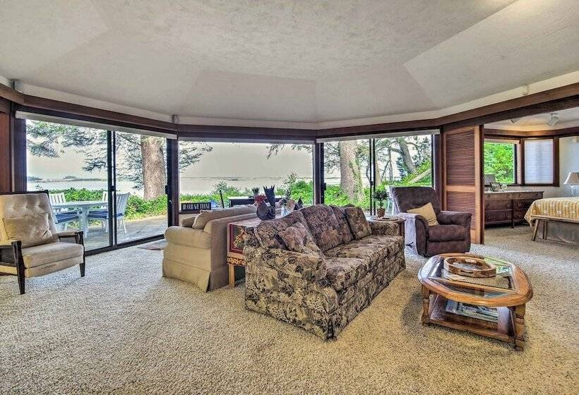 Enchanting Coos Bay Sanctuary W/ Lush Views!