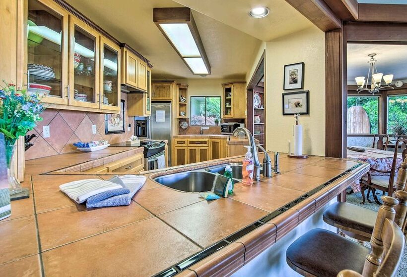 Enchanting Coos Bay Sanctuary W/ Lush Views!