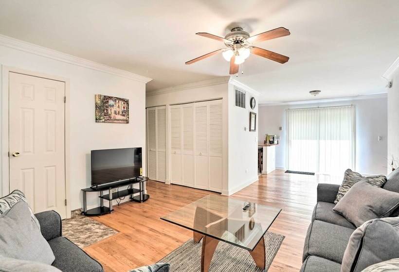 Glendale Heights Home With Office And Backyard!