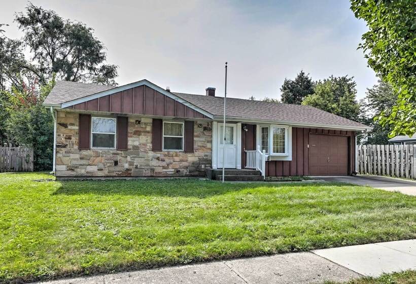 Glendale Heights Home With Office And Backyard!