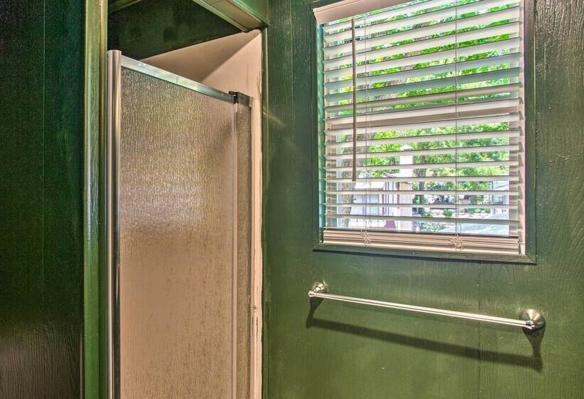 Covered Deck & Fire Pit: Gun Barrel City Escape!