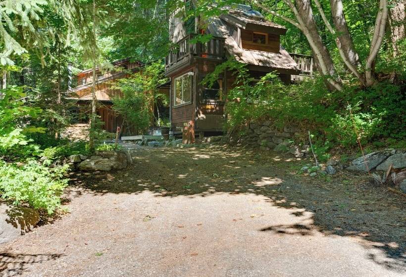 Leavenworth Cabin W/ Private Hot Tub!