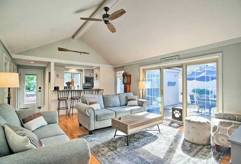 2 Mi To South Cape Beach State Park: Home W/ Yard!