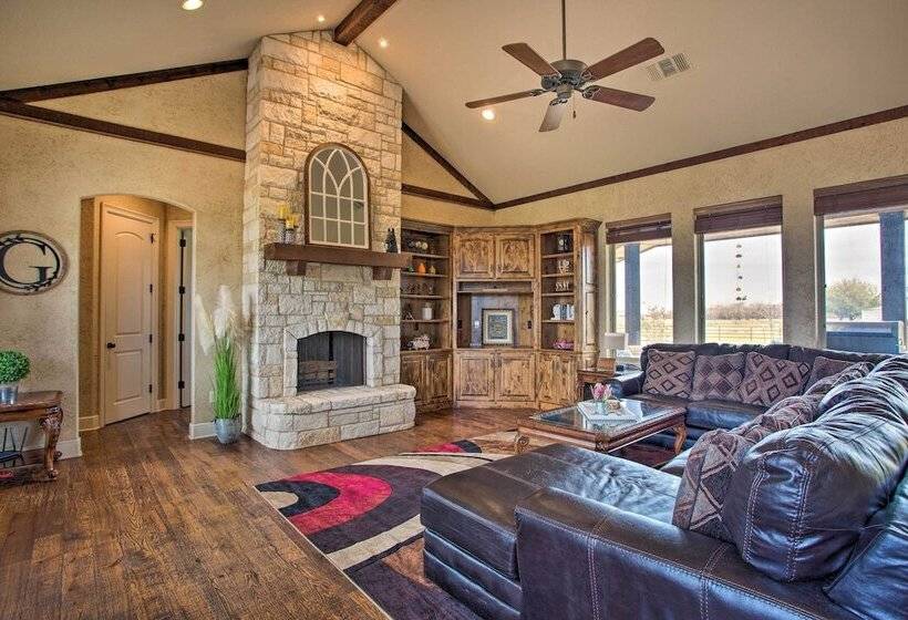 < 3 Mi To Texas Tulips: Pilot Point Home W/ Patio