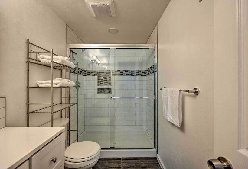 3 Mi To Olde Town Arvada: Modern Duplex W/ Patio!