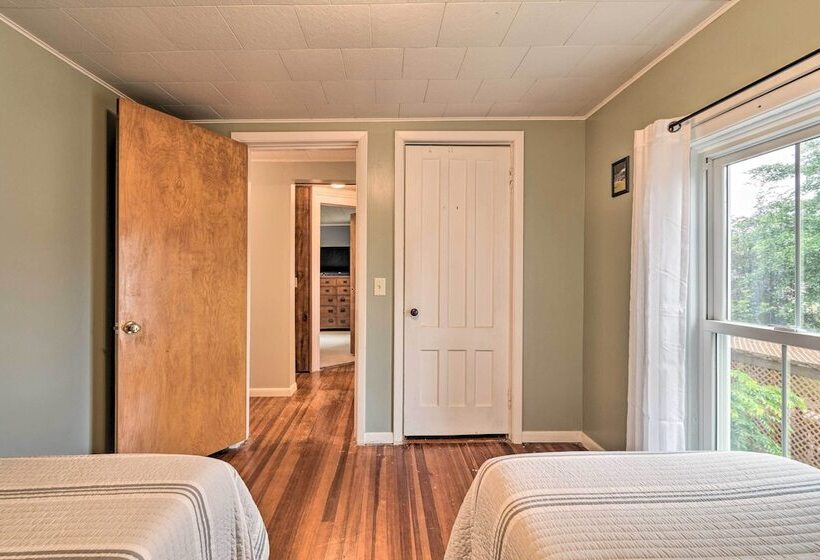 Penn Yan Escape W/ Yard, 1 Mi To Keuka Lake!