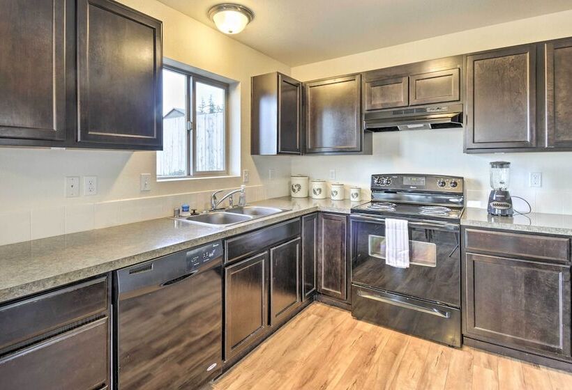 Pet Friendly Poulsbo Abode W/ Mountain Views!