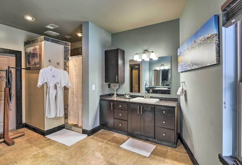 Hot Tub & Mtn Views Pristine Breckenridge Home!