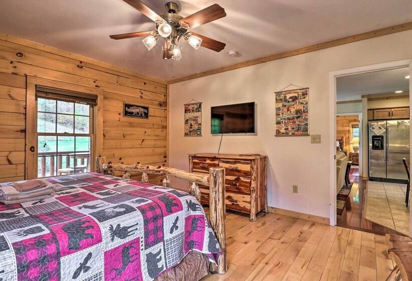 Riverfront Hideaway W/ Mtn Views In Marshall!