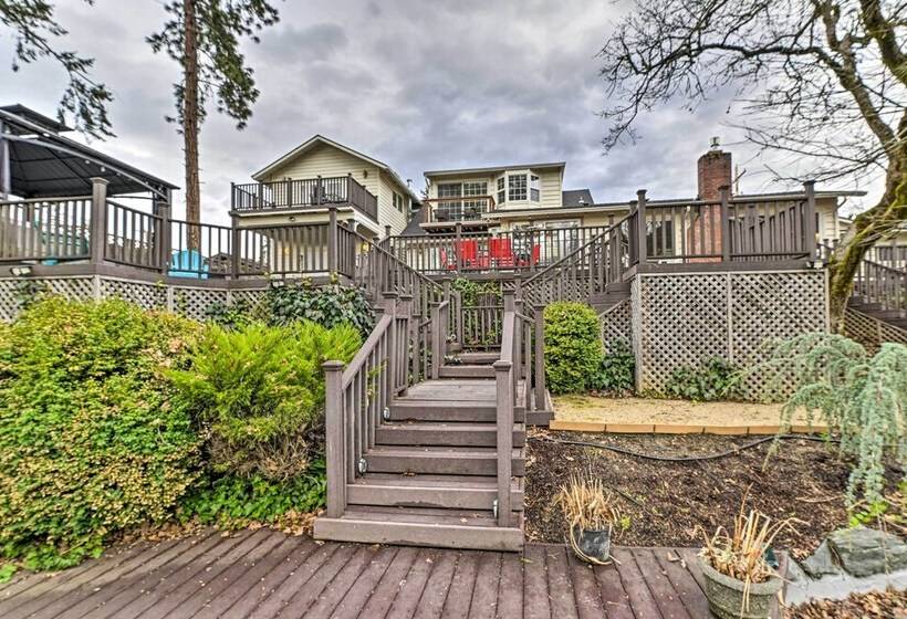 Spacious Grants Pass Home W/ Hot Tub & Views!