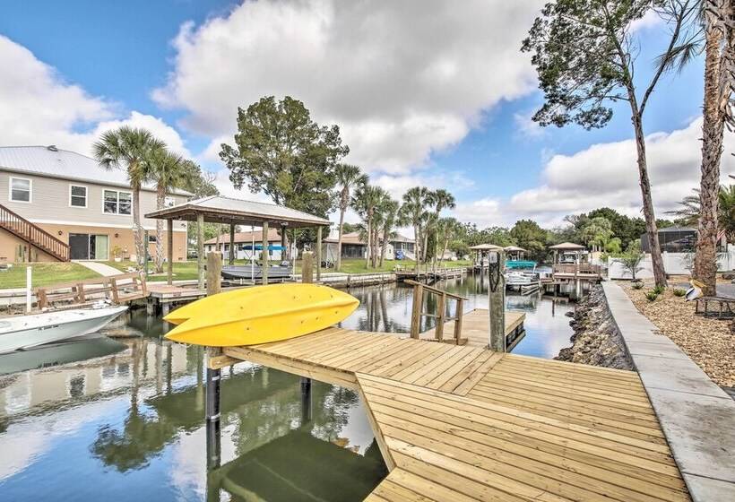 Canalside Crystal River Home W/ Dock & Kayaks