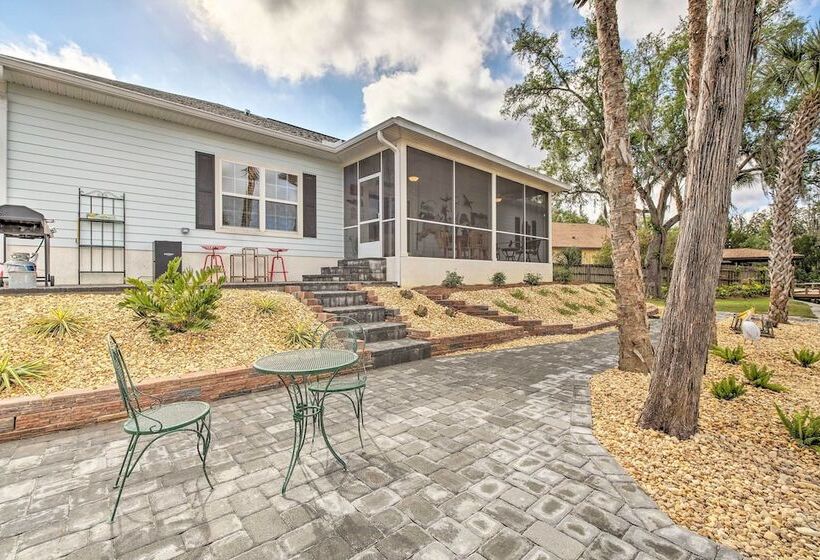 Canalside Crystal River Home W/ Dock & Kayaks