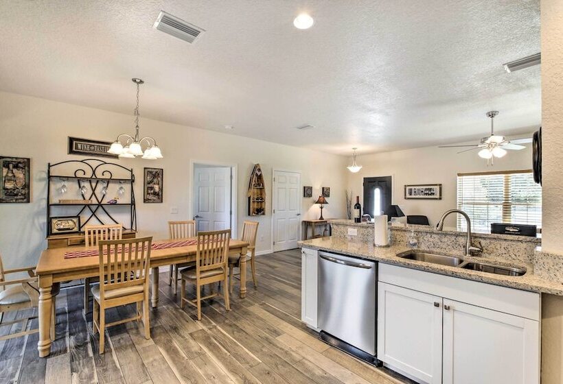 Canalside Crystal River Home W/ Dock & Kayaks