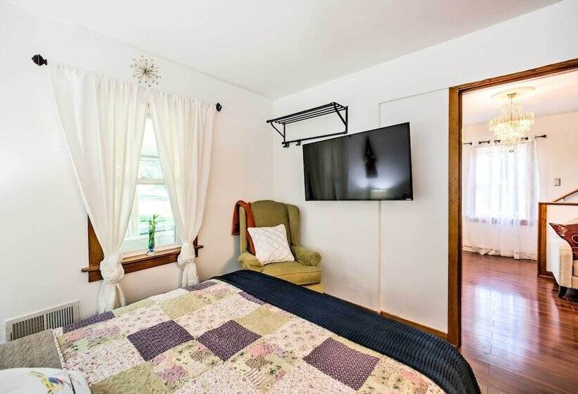 Spacious Retreat W/ Pool ~ 2 Mi To Hershey Park!