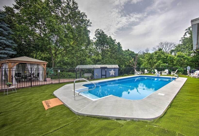 Spacious Retreat W/ Pool ~ 2 Mi To Hershey Park!