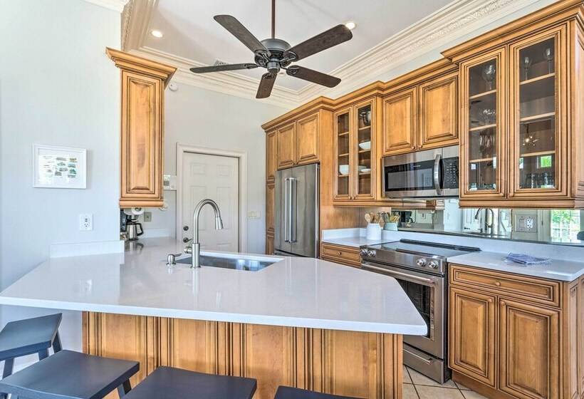 Sugar Beach Haven    Walk To Beach!