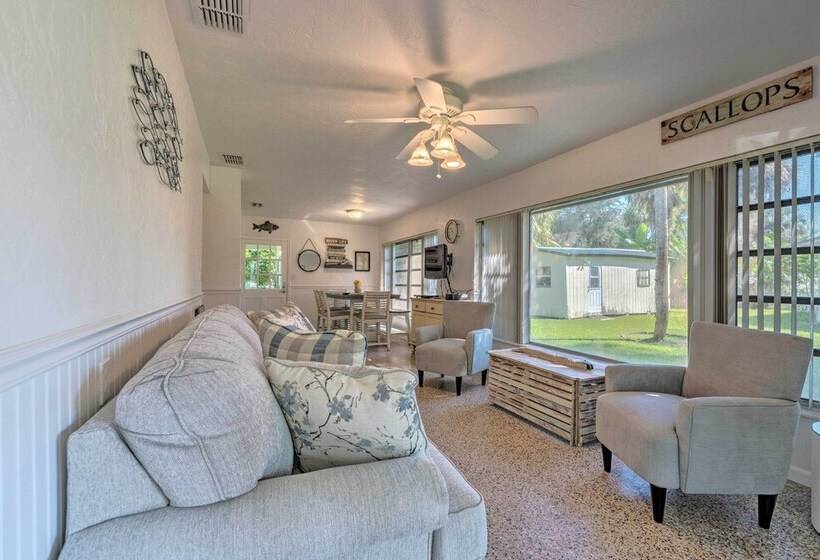 Sunny Home In Yankeetown W/ Lanai & Backyard!