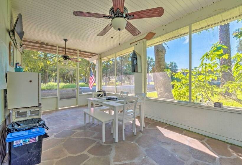 Sunny Home In Yankeetown W/ Lanai & Backyard!