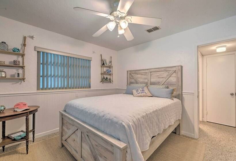 Sunny Home In Yankeetown W/ Lanai & Backyard!