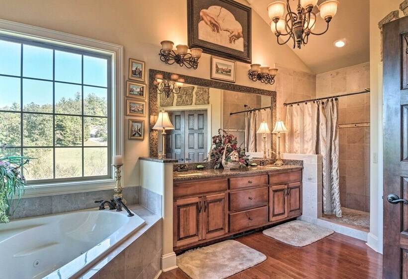 Upscale Mountain Escape W/ View, 10 Mi To Dwtn!