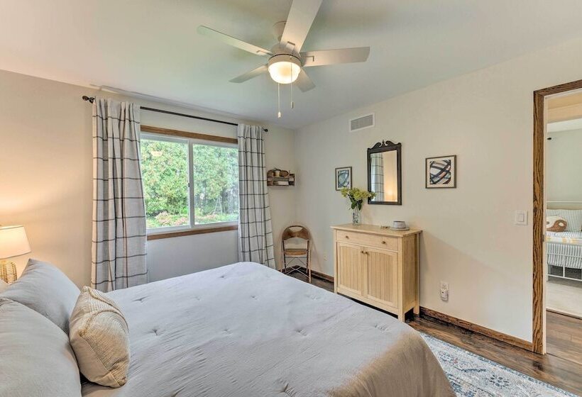 Airy Cottage Close To Rock Lake W/ Fire Pit!