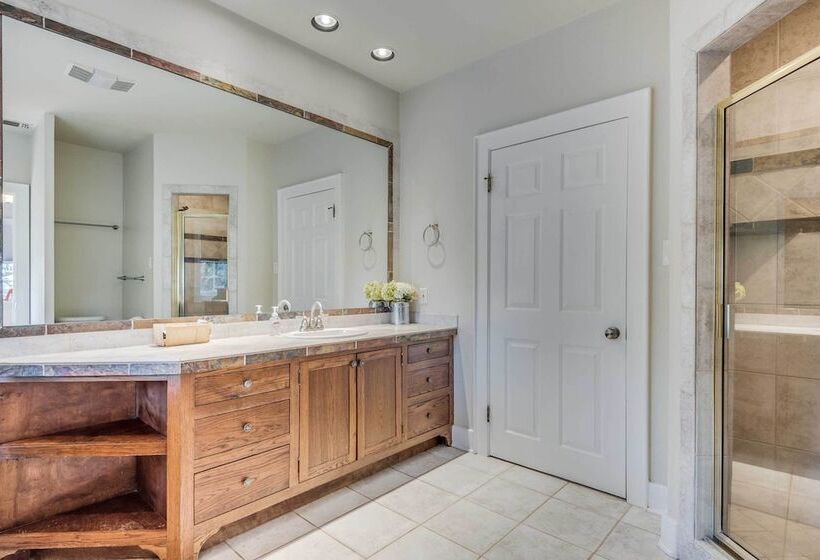 Beautiful Hill Country Ranch Home   4 Mi To Town!