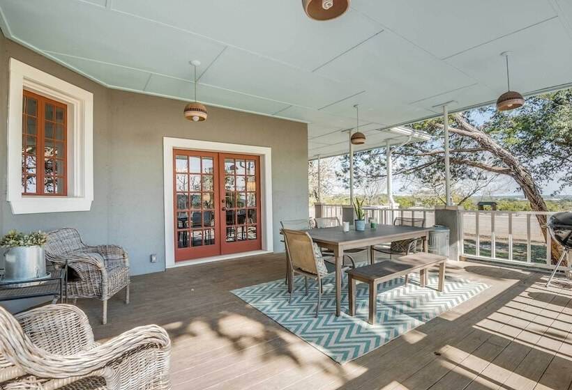 Beautiful Hill Country Ranch Home   4 Mi To Town!