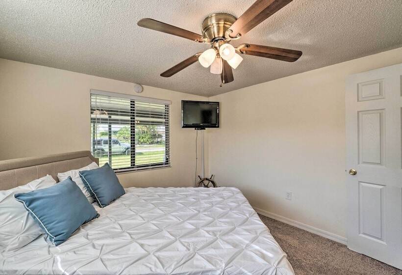 Bright Venice Home W/ Yard < 4 Miles To Beach!